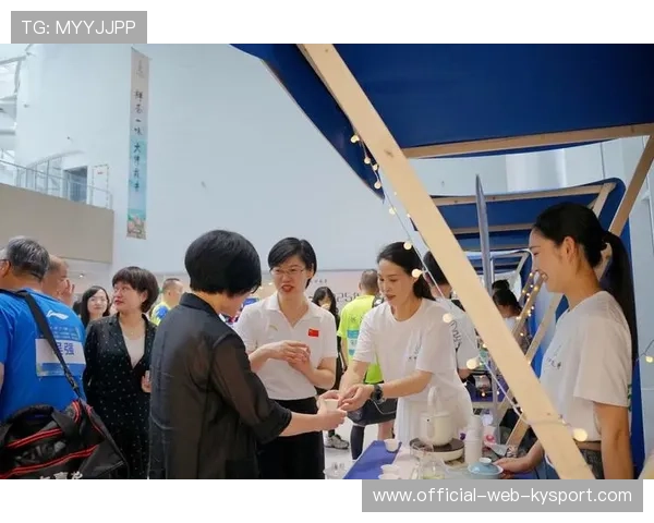 球迷在赛场外举行多国美食节，点燃激情共享盛宴