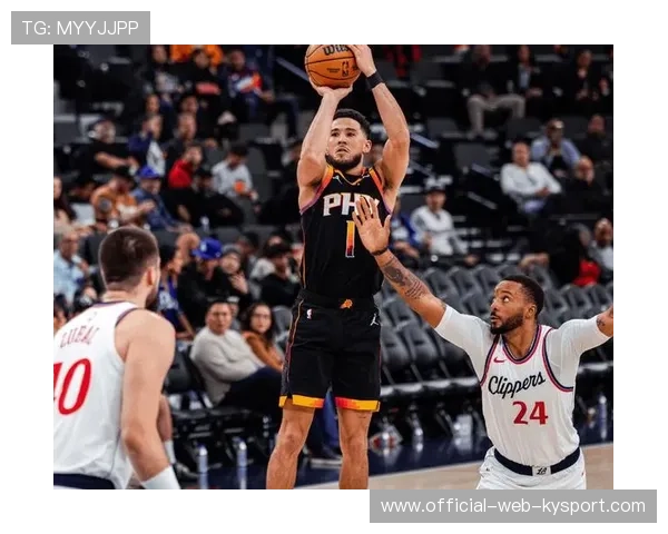 太阳布克突破分球,底角空位稳稳命中 太阳布克突破分球,底角空位稳稳命中